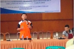 Divisi Sosialisasi dan Pendidikan Pemilih, Asep Z Fauzi saat memberikan pemaparan kepada sejumlah unsur OKP kepemudaan di Hotel Purnama Cigugur Kuningan